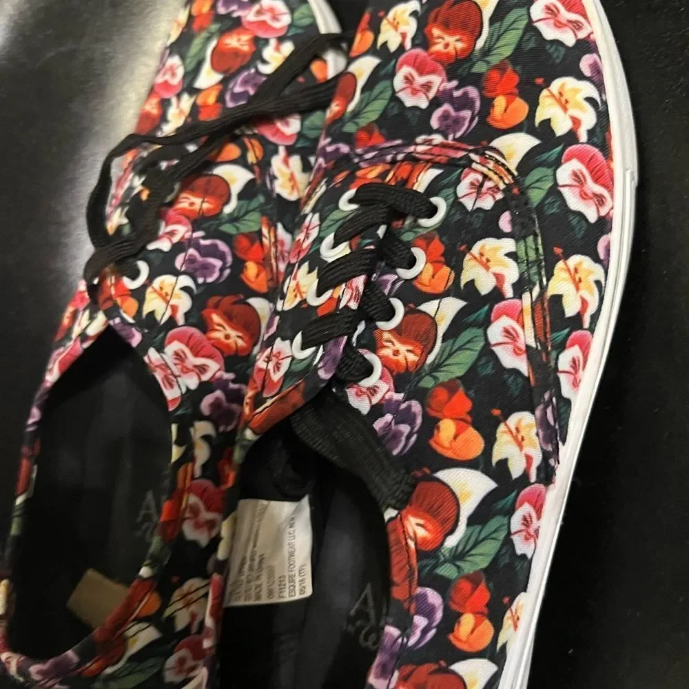 Alice in Wonderland Pansy Print Sneaker - Disney Target RARE Womens 9